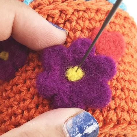 How to needle felt appliques to crochet pieces Felted Crochet Patterns, Easy Needle Felting, Felt Flower Tutorial, Felted Crochet, Crochet Cactus, Needle Felting Tutorials, Crochet And Knitting, Felt Wool, Wool Roving