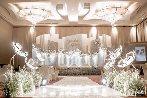 Indoor Wedding Receptions Elegant, Wedding Indoor Decoration Elegant, Wedding Decorations Indoor Elegant Gold, White Pearl Decoration Wedding, Wedding Decor White And Gold, Indoor Decorations Wedding, White Wedding Decor Elegant Indoor, White Pearl Wedding Decor, Indoor Wedding Decorations Elegant