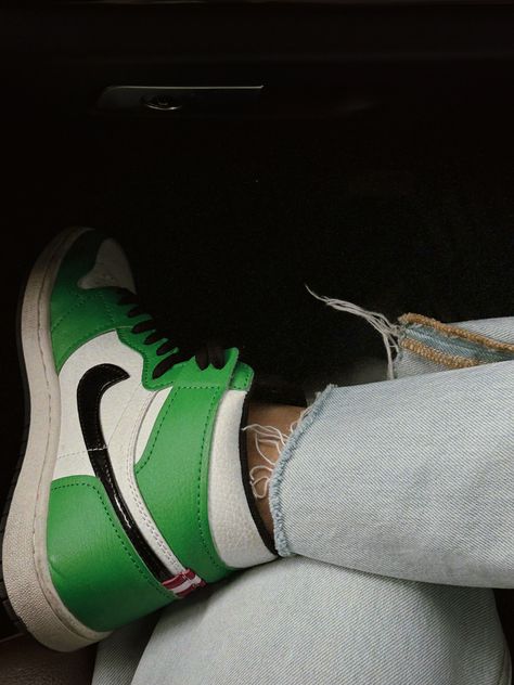 Jordan 1 Green, Fresh Sneakers, Wardrobe Stylist, Sporty Girls, Green Outfit, Custom Sneakers, Girls Sneakers, Workout Accessories, Green Aesthetic