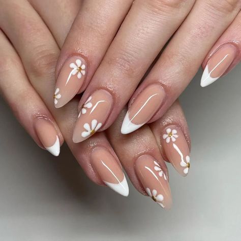 French Tip Designs Almond, Simple Winter Nail Ideas, Winter Almond Nails, Elegant Nails Classy, Almond Nails Classy, Nails Fancy, Mail Inspo, Classy Almond Nails, Winter Nail Ideas