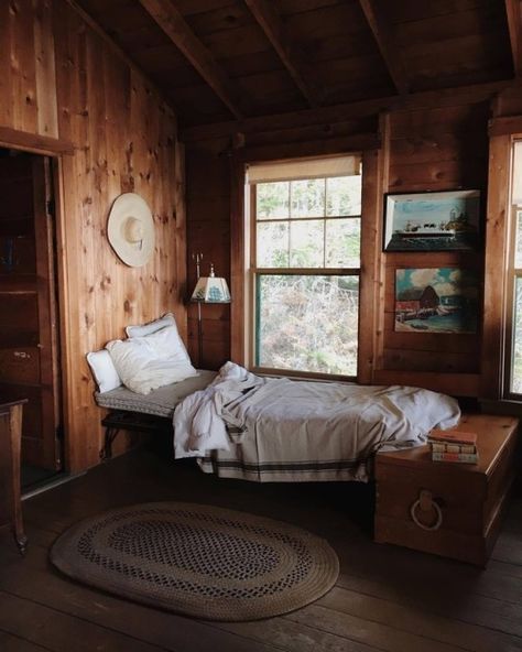 oldfarmhouse: Cabin the Woods Pinterest • The world’s catalog... Cabin Aesthetic, Cabins And Cottages, Cabin Life, Cabin Homes, Cabins In The Woods, Design Living, Little House, House Inspo, Wooden Walls