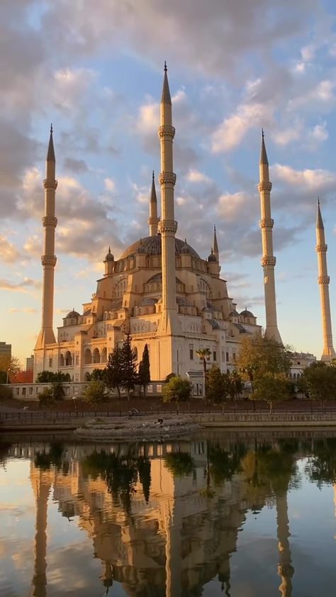 Mosque Aesthetic, Mosque Wallpaper, Farhan Akhtar, Istanbul Photography, Cityscape Photography, Mosque Architecture, Mecca Wallpaper, Islamic Culture, Beautiful Mosques