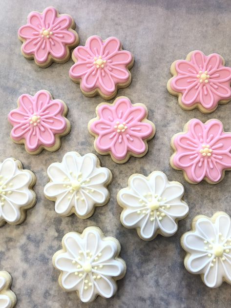 Pink Flower Cookies Decorated, Mini Flower Cookies Decorated, Pink Daisy Cookies, Pastel Flower Cookies, Pink Flower Cookies, Flower Sugar Cookies Decorated, Spring Biscuits, Flower Shaped Cookies