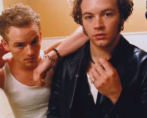 So much hotness in one photo! Brothers Christopher Masterson (left, plays Francis in Malcom in the Middle) and Danny Masterson (Steven Hyde in That 70s Show) Christopher Masterson, Danny Masterson, Jason Bateman, That 70s Show, First Photo, In The Middle, Favorite Celebrities, The Middle, Actors & Actresses