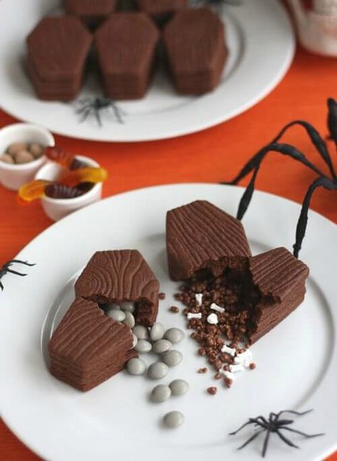 Check out these easy Halloween cookie recipes for kids. 20 fun and frightening Easy Halloween Cookies Recipes that kids will love. Fairy Kitchen, Cute Halloween Food, Easy Halloween Cookies Recipes, Coffin Cookies, Surprise Cookies, Easy Halloween Cookies, Halloween Appetizers Easy, Surprise Cookie, Halloween Snacks For Kids