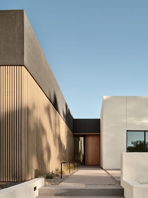 Steel Siding Exterior House, Desert House Exterior, Mine Photo, Scandinavian House, Paradise Valley Arizona, 1970s House, Black Window Frames, Desert House, Modern Desert