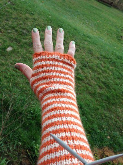 striped armwarmers Striped Arm Warmers, Knitting Quilt, Sock Knitting Patterns, Crochet Goodies, Fingerless Gloves Knitted, Crochet Gloves, Knit Mittens, Free Knitting Pattern, Knitted Gloves