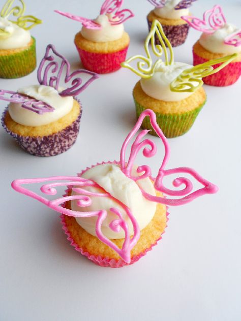 Confessions of a Confectionista: Pixie Dusted Fairy Cupcakes Cake Out Of Cupcakes, Butterfly Cupcake Cake, Chocolate Butterflies, Butterfly Cake Decorations, Fairy Cupcakes, Wilton Candy Melts, Decoration Patisserie, Cake Mini, Butterfly Cake