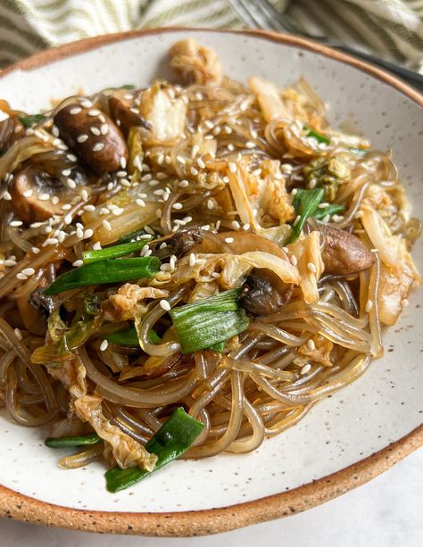 Cabbage Mushroom, Cabbage And Mushrooms, Stir Fry Glass Noodles, Napa Cabbage Recipes, Glass Noodles Recipe, Fried Noodles Recipe, Cabbage And Noodles, Broiled Chicken, Noodle Recipe