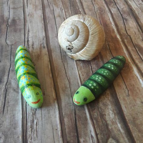 Caterpillar art - pebble art - handpainted stone - sweet gift for childrens - a lovely friend for storyteling - cute green caterpillar #etsy #caterpillar #kids #stones #art https://www.etsy.com/ch-en/listing/477267207/caterpillar-art-pebble-art-handpainted?ref=shop_home_active_13 Caterpillar Rock Painting Ideas, Caterpillar Rock Painting, Caterpillar Painted Rocks, Lover Painting, Caterpillar Art, Green Caterpillar, Labrador Silhouette, Rock Photo, Garden Frogs