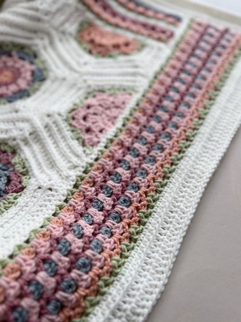 Granny Square Blanket Borders, Crochet Border For Hexagon Blanket, Crochet Granny Square Border, Crochet Baby Blanket Flowers, Crochet Blanket With Border, Crochet Border For Granny Square Blanket, Granny Blanket Border, Border For Granny Square Blanket, Blanket Borders Crochet Pattern