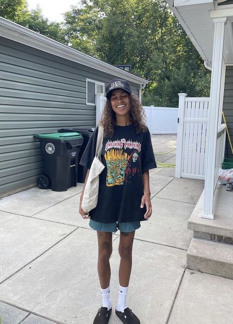 Comfy Summer Clothes, Teddy Fresh Aesthetic, Oversized Vintage Tshirt Outfit, Birkenstock Taupe, Gardening Outfits, Birkenstock Boston Clogs, Vintage Graffiti, Clogs Birkenstock, Oversized Y2k