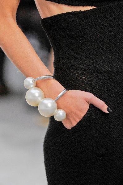 Couture Dior, Mode Chanel, Fashion Week Spring 2014, Chanel Couture, Chanel Spring, Chanel Accessories, Chanel Jewelry, A Bracelet, Bijoux Diy