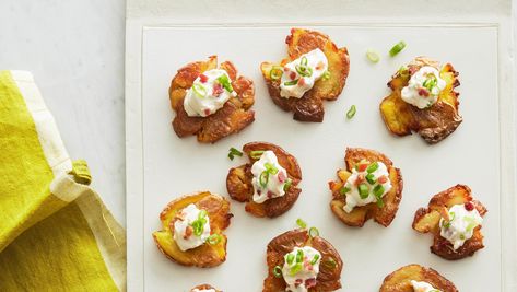 Loaded Potato Bites Think of this finger food as mini loaded baked potatoes. Peewee potatoes are boiled, smashed, and roasted until crispy and golden, then finished with a flavorful mix of all your favorite toppings: sour cream, scallions, bacon, and cheddar. They're just the thing for an Oscar-night or Super Bowl party. Thanksgiving Recipes Appetizers, Loaded Potato Bites, Potato Appetizer, Potato Bites Recipe, Ideas For Appetizers, Individual Appetizers, Potato Skin, Potato Bites, Quick And Easy Appetizers