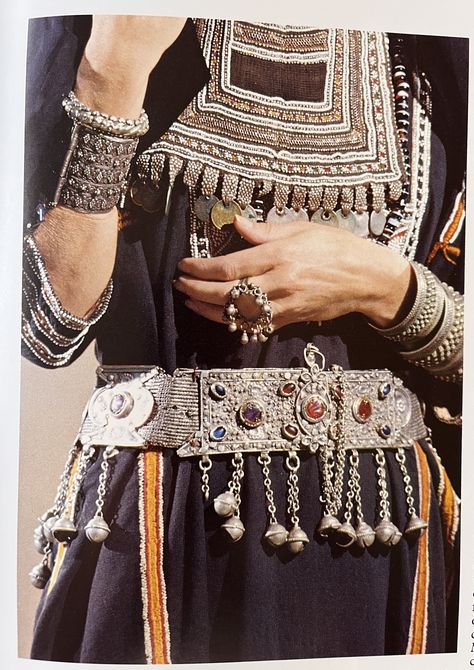 Saudi Embroidery, Saudi Traditional, Saudi Arabia Culture, Arab Culture, Characters Design, المملكة العربية السعودية, Silver Belts, Yemen, Traditional Jewelry