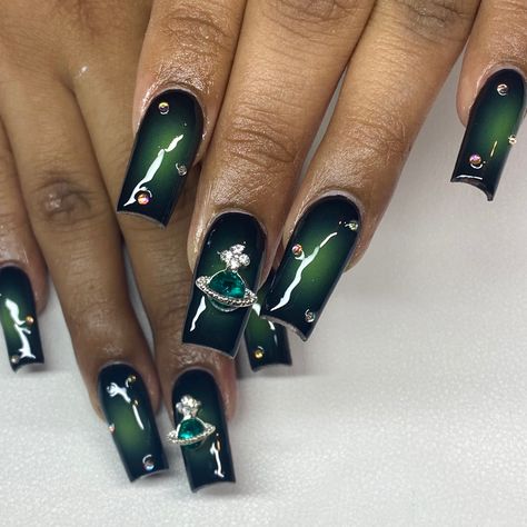 Green Nail Charms, Sparkly Aura Nails, Green Black Nail Designs, Short Black And Green Nails, Black With Green Nails, Black And Green Aura Nails, Dark Green Aura Nails, Aura Nails With Charms, Black And Green Nails Short