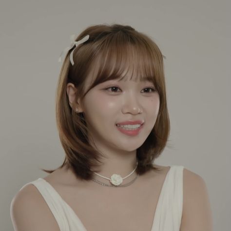 Kpop Short Hair, Lesserafim Chaewon, Korean Haircut, Kpop Hair, Hair Inspiration Short, Goddess Hairstyles, Layered Bob, Haircut And Color, Short Hair Haircuts