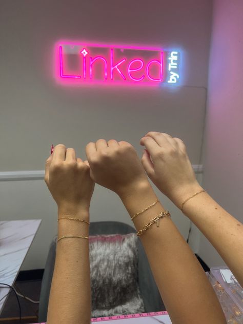 #besties #bracelet #california #matching #linkedbytrin #braceletsforwomen #permanent #fashion #jewelry #trendy Besties Bracelet, Permanent Jewelry, Neon Signs, Fashion Jewelry, California, Bracelet