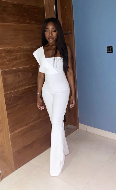 White Graduation Jumpsuit College, White Graduation Outfits Black Women, White Graduation Pantsuit, White Grad Dress Black Women, Graduation Outfit Ideas High School 2023, Graduation Pantsuit Women, White Grad Outfits, Graduation Party Fits, White Graduation Dress University