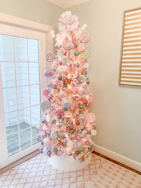 Christmas Tree Inspiration Silver, Pink Xmas Tree, Vintage Pink Christmas, Christmas Tree Inspo, Pink Sweets, Gingerbread Christmas Tree, Candy Christmas Tree, Holiday Aesthetic, Pink Xmas