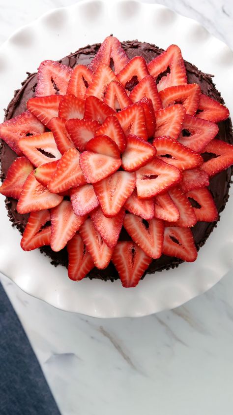 Strawberry And Chocolate, Cake With Strawberries, Springform Pan Cake, Chocolate Slice, Chocolate Strawberry Cake, Chocolate Sprinkles, Strawberry Cakes, Chocolate Strawberries, Cake Servings