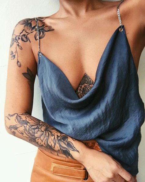 3,494 vind-ik-leuks, 16 reacties - Mel Tan (@mel_joyhysteric) op Instagram: 'Today in teal and tan ' Tattoo Sternum, Tato Flash, Flower Shoulder Tattoo, Alien Tattoo, Cat Tattoos, Geniale Tattoos, Tiny Tattoo, Shoulder Tattoos For Women, Tattoo Life