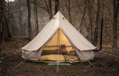 Safari Glamping, Bell Tent Interior, Tent For Family, Tent Interior, Glamping Business, Luxury Yurt, Bell Tent Camping, Tent Platform, Tent Decor