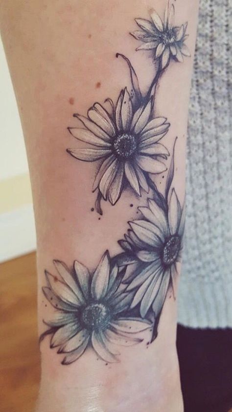 Daisy Wrist Tattoos For Women, White Daisy Tattoo, Daisy Flower Tattoo, Tattoo Avant Bras, Botanisches Tattoo, Daisy Tattoo Designs, Realistic Flower Tattoo, Daisy Flower Tattoos, Floral Tattoo Shoulder