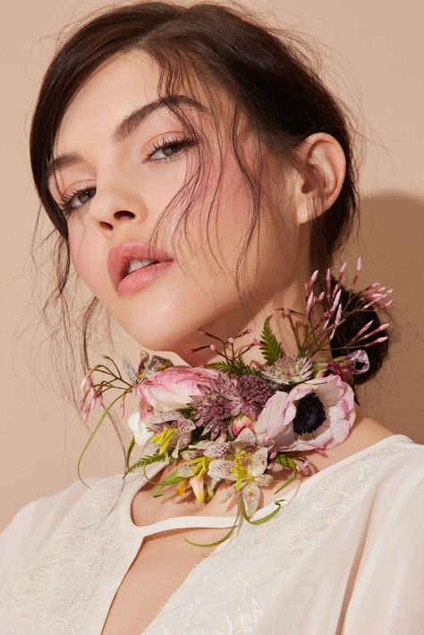 fresh flower choker by LA florist Felisa Funes Kate Bogucharskaia, Woman With Flowers, Flower Photoshoot, Flowers In Her Hair, Flower Choker, Foto Art, Floral Fashion, Beauty Editorial, 인물 사진