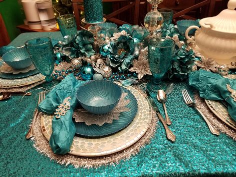 Hand-glittered and painted dinner plate and bowl. Teal Table Setting, Christmas Dinner Table Decorations, Dinner Table Decorations, Blue Table Settings, Teal Table, Amazing Christmas Trees, Turquoise Table, Teal Christmas, Peacock Christmas