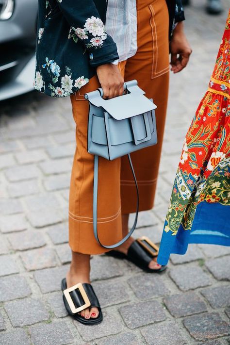 7 Baby Blue Bags That Pack a Punch Copenhagen Fashion Week Street Style, Street Style Fall Outfits, Fashion Week 2018, Bag Outfit, Casual Chique, Scandinavian Fashion, Copenhagen Style, Vogue Uk, Chic Shoes