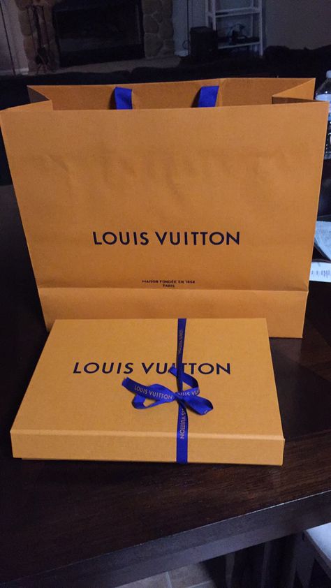 Louis Vuitton, Louis Vuitton paper bag & box.  LV 2016, eva box. Mercedes Fake Story, Paper Bag Aesthetic, Louis Vuitton Paper Bag, Artsy Bedroom, Medical School Quotes, Sac Louis Vuitton, Louis Vuitton Gifts, Louie Vuitton, Louis Vuitton Sarah Wallet