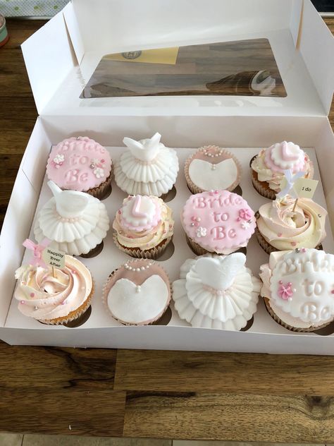 Will You Be My Bridesmaid Cupcakes, Classy Bachelorette Cake, Bachelorette Cake Ideas Classy, Bridetobe Cake, Hens Party Cupcakes, Hen Do Cupcakes, Hen Party Biscuits, Hen Do Cupcakes Classy, Hen Party Cupcake Toppers