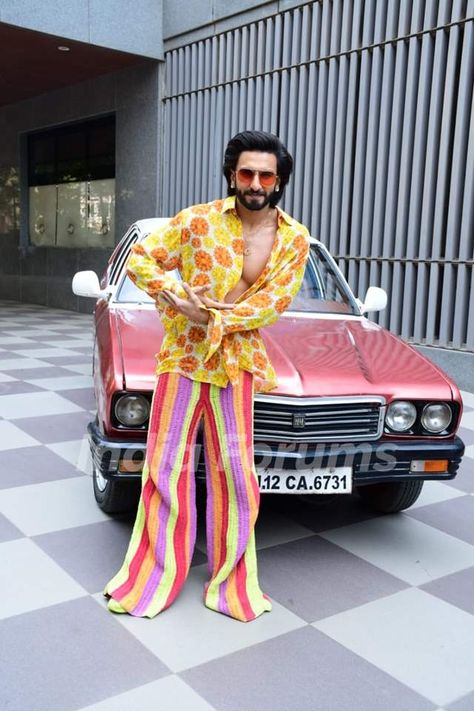 Ranveer Singh looks strikingly handsome in his quirky outfit at the song launch of #JayeshbhaiJordaar Ranveer Singh Outfits, Ranveer Singh Fashion, Bollywood Pictures, Gender Neutral Clothes, Fashion Corner, Crazy Outfits, Ranveer Singh, Maximalism, Bollywood Actors