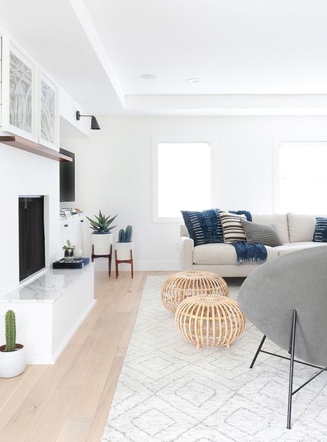 Are White Walls the Ultimate Decorating Secret Weapon? Interior Design Minimalist, White Living, Design Del Prodotto, Minimalist Living Room, Vintage Modern, A Living Room, My New Room, Living Room Inspiration, Home Fashion