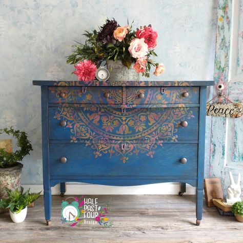 Painted Dresser Ideas Boho, Dresser Bohemian, Painted Antique Dresser, Paint Dresser Diy, Boho Dresser, Shabby Chic Jewellery Box, Diy Furniture Flip, Dresser Refinish, Shabby Chic Jewelry