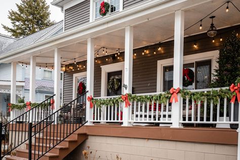 Porch Christmas Lights, Front Porch Railing Ideas, Porch Garland, Front Porch Railings, Outdoor Christmas Wreaths, Outdoor Garland, Outside Christmas Decorations, Front Door Christmas Decorations, Classic Christmas Decorations