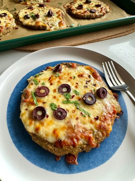 Easy Broccoli Food Processor Pizzette (Small PIzzas) - Hungry Happens Broccoli Crust, Broccoli Crust Pizza, Dough Recipe Easy, Yummy Sandwiches, Low Carb Meats, Hungry Happens, Pizza Dough Recipe Easy, Small Pizza, Easy Broccoli