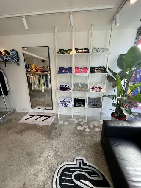 #london #camden #camdentown #streetwear #stussy #shopping Warehouse Decor Ideas, Stussy Interior, Streetwear Store Interior, Fashion Store Aesthetic, Showroom Clothing, Stussy London, Small Clothing Store Interior, Small Boutique Interior Design, Stussy Store