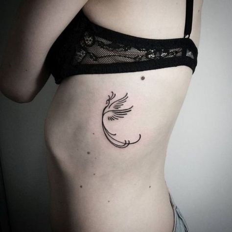 Ave Fénix minimalista - Tatuajes para Mujeres Phoenix Tattoo Feminine, Small Phoenix Tattoos, 42 Tattoo, Phoenix Bird Tattoos, Diy Tattoo Permanent, Phönix Tattoo, Vogel Tattoo, Phoenix Tattoo Design, Unalome Tattoo