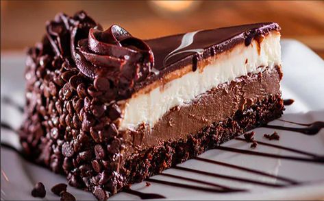 Black Tie Mousse Cake, Cheesecake Factory Orange Chicken, Chocolate Mousse Cake Recipe, Nursing Cake, Mousse Cake Recipe, Whiskey Cake, Olive Garden Recipes, Cake Calories, Dark Chocolate Mousse