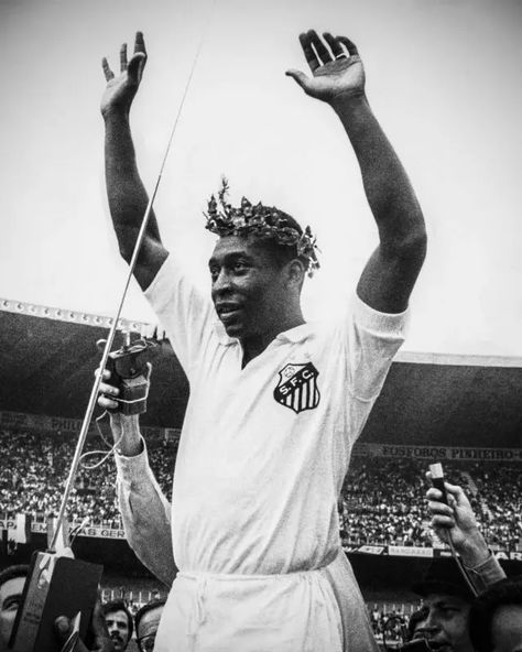 Poxa, Rei Pelé, não faz isso com a gente; justo numa Copa do Mundo em que você tanto brilhou? | ND Mais 1958 World Cup, Fifa World Cups, Football Players Images, Football Icon, Football Photos, Sports Hero, Soccer Player, Third World, Football Wallpaper