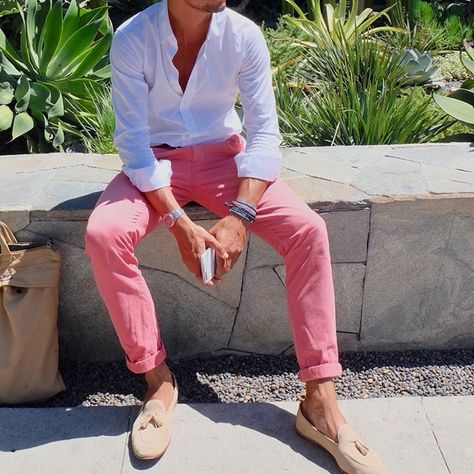 Casual Saturday Pink chino x White shirt. #mensstyle Pink Pants Outfit Casual, Pink Pants Outfits, Mens Pink Pants, Chino Shorts Outfit, Chinos Men Outfit, Pink Pants Outfit, Dress Pants Outfits, Pink Chinos, Pants Outfit Men