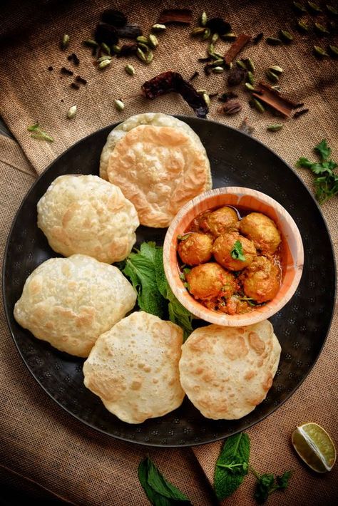 Luchi Recipe, Punjabi Thali, Fried Flat Bread, Food Recipes Vegetarian, Veg Recipes Of India, Indian Food Photography, Unleavened Bread, Bangladeshi Food, Bengali Food