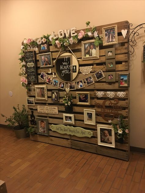 Memory Pallet For Wedding, Pallet Diy Wedding, Diy Pallet Projects Wedding, Rustic 25th Anniversary Party Ideas, Wedding Picture Wall Display Receptions, Rustic Wedding Wall Decor, Wedding Decor With Pallets, Pallet Projects For Wedding, Wedding Shower Photo Display