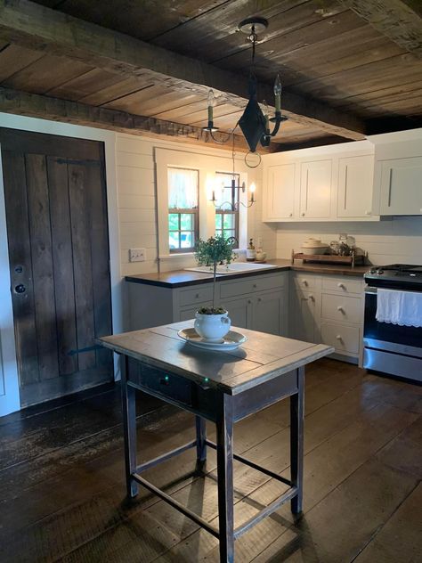 American Foursquare Kitchen, Primitive Minimalist Decor, Early American Wallpaper, Colonial Farmhouse Decor, Colonial Lighting Early American, American Colonial Interior, Colonial Wallpaper Early American, Primitive Kitchen Cabinets, Colonial Life Early American