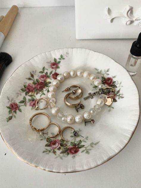 Coquette Jewelry Plate, Jewelry Bowl Aesthetic, Jewelry Dish Aesthetic, Kardashian Aesthetic, Pretty Bowls, Healing Era, Clay Art Projects, Dream Room Inspiration, Pretty Jewelry