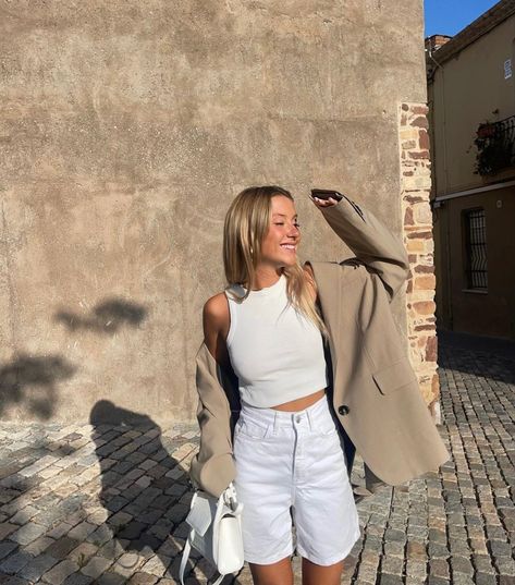 Nuria Blanco en Madrid Summer Photoshoot, White Jeans, Madrid, Summer Outfits, Fashion Inspo, Ootd, Street Style, Outfit Inspo, Pants