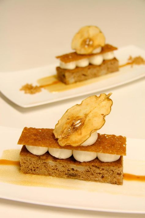 Spiced Apple Pear Cake, Mascarpone Mousse, Caramel, Pear Chip Pear Desserts Fine Dining, Spiced Pear Dessert, Autumn Desserts Fancy, Fall Fine Dining Desserts, Plated Fall Desserts, Fall Plated Desserts, Cake Plating, Mascarpone Mousse, Banana Mousse