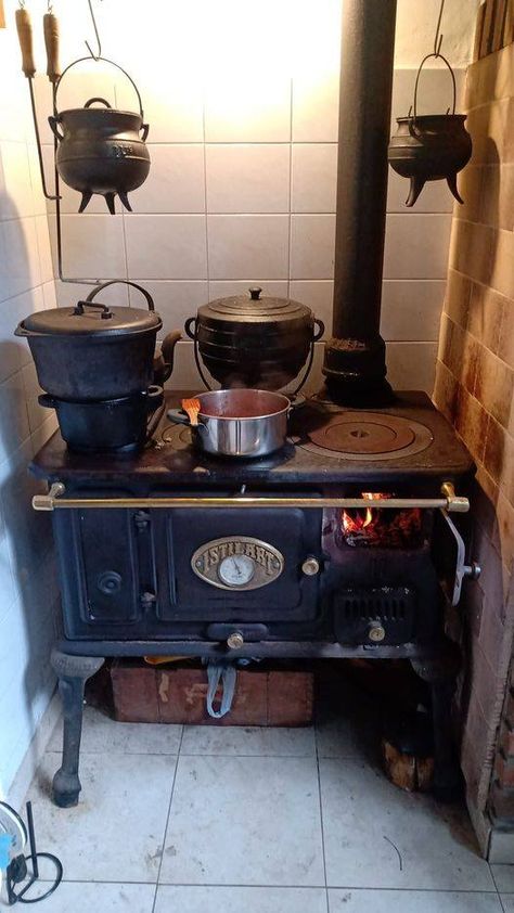 Entre Rios, Old Stove, Wood Stove Cooking, Wood Stove Fireplace, Vintage Stoves, Antique Stove, Victorian Kitchen, Cottage In The Woods, Camping Decor